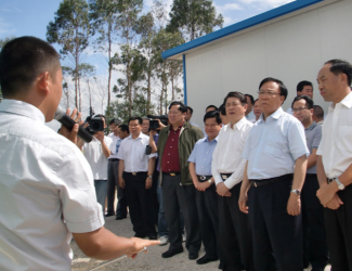 時(shí)任云南省省委副書記現(xiàn)任云南省長(zhǎng)李紀(jì)恒等陪同甘肅省黨政代表團(tuán)來我司考察