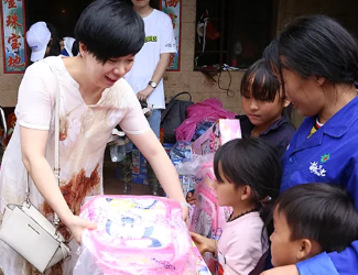 當(dāng)走在前面的時候，別忘了拉后面的人一把——記干塘子村捐助